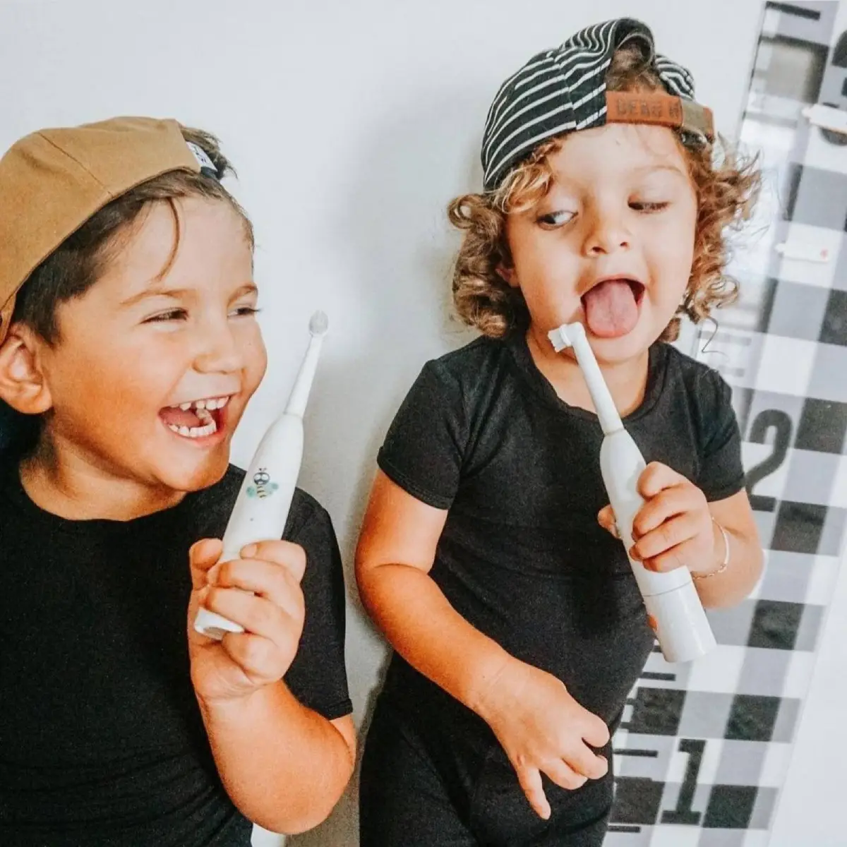 umyvanie-zubov-s-elektrickou-kefkou-buzzy-brush-jack-njill